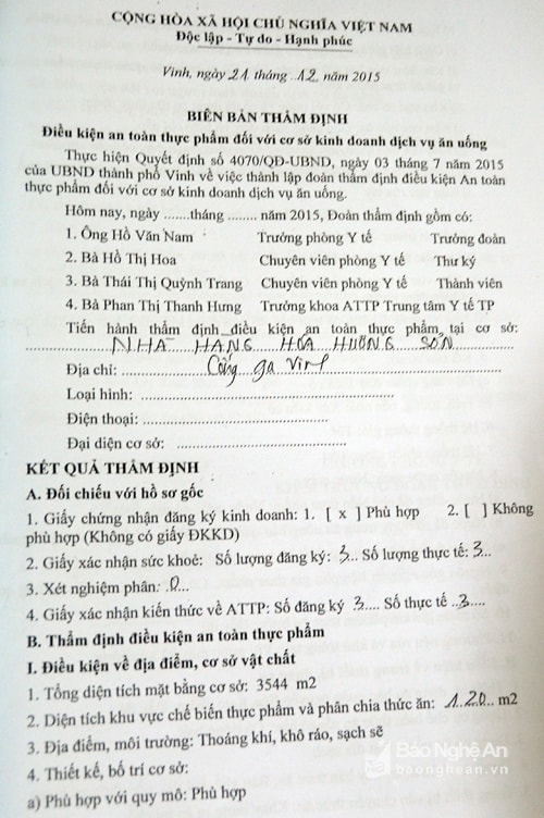 Biên bản thẩm định cơ sở đủ điều kiện ATTP có tên đại diện Trung tâm y tế thành phố Vinh nhưng thực tế cán bộ này không được mời tham gia. Ảnh: Thanh Sơn.