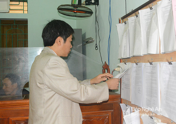Kiểm tra việc niêm yết bộ thủ tục hành chính tại trung tâm giao dịch một cửa xã Xuân Hòa, Nam Đàn. Ảnh: Thu Giang.