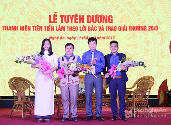 Đồng chí Phạm Tuấn Vinh - Bí thư Tỉnh đoàn tặng hoa cho 3 đại biểu tham gia giao lưu. Ảnh: Mỹ Nga