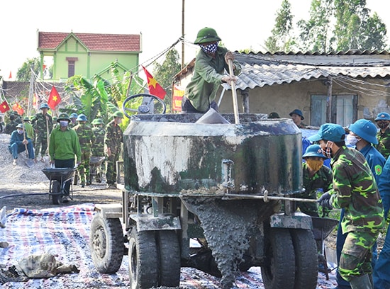 Cán bộ, chiến sỹ Bộ CHQS tỉnh làm đường giao thông nông thôn mới giúp xóm Tân Thắng, xã An Hòa (Quỳnh Lưu).Ảnh: Thành Duy