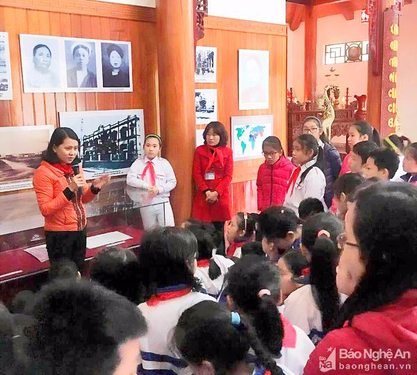 Học sinh phường Quang Trung tham gia hoạt động ngoại khóa tại Nhà lưu niệm. Ảnh: Đào Tuấn