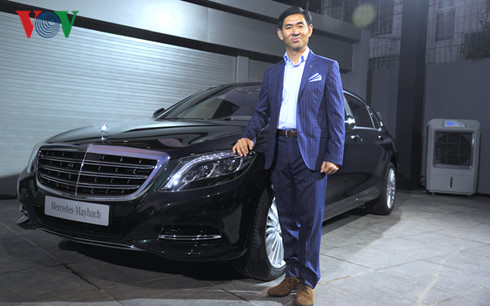 Ông Choi Duk Jun bên cạnh mẫu Maybach S 400 4MATIC.