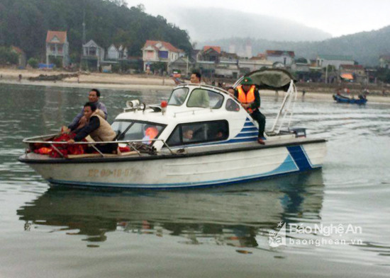 Đồn Biên Phòng Quỳnh Thuận dùng Canô cao tốc để đưa vận chuyển ngư dân gặp nạn cách 7 hải lý về cảng.