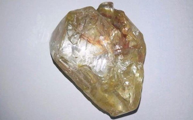 Viên kim cương 706 carat được tìm thấy bởi một mục sư ở Sierra Leone. (Ảnh: Telegraph).
