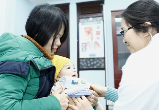 Trẻ đang được khám bệnh tại Bệnh viện Nhi Trung ương. Ảnh: Lê Mai.