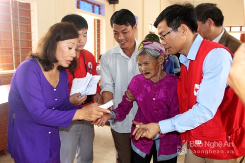 Trao quà cho những gia đình có hoàn cảnh khó khăn ở xã Nam Hưng, Nam Đàn.Ảnh: Huy Thư.