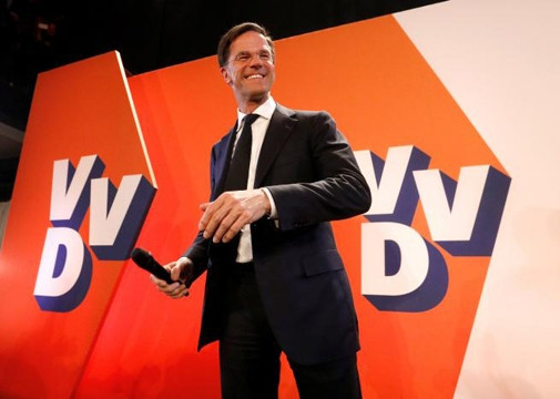 Thủ tướng Hà Lan Mark Rutte thuộc đảng Nhân dân vì tự do và dân chủ (VVD) xuất hiện trước những người ủng hộ tại Hague, Hàn Lan, ngày 15/3/2017. (Ảnh: Reuters).