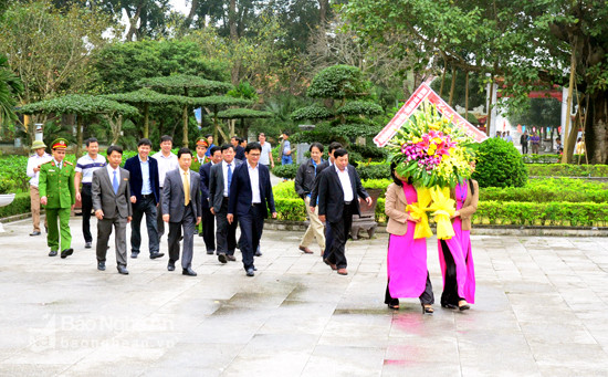 Đoàn đại biểu dâng hoa tưởng niệm Chủ tịch Hồ Chí Minh tại Khu Di tích Kim Liên. Ảnh Thanh Lê.