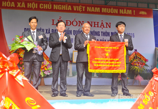 Phó chủ tịch UBND tỉnh Đinh Viết Hồng trao cờ đơn vị xuất sắc  trong phong trào thi đua yêu nước cấp tỉnh
