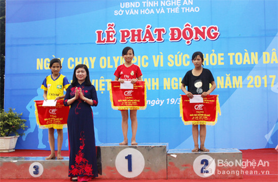Đồng chí Nguyễn Thị Thanh Hương - Phó Giám đốc Sở Văn hóa và Thể thao trao giải  