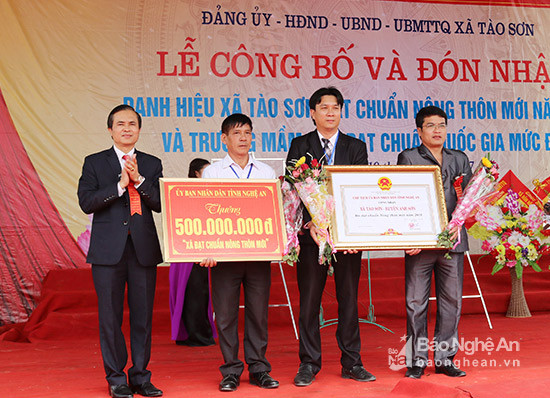 Thay mặt lãnh đạo tỉnh đồng chí Lê Ngọc Hoa đã trao bằng công nhận đạt chuẩn nông thôn mới cho đảng bộ chính quyền và người dân xã Tào Sơn.  Ảnh: Huyền Trang