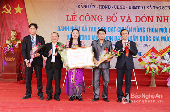 Dịp này trường mầm non xã Tào Sơn cũng đón bằng công nhận Trường đạt chuẩn Quốc gia mức độ 1. Ảnh: Huyền Trang