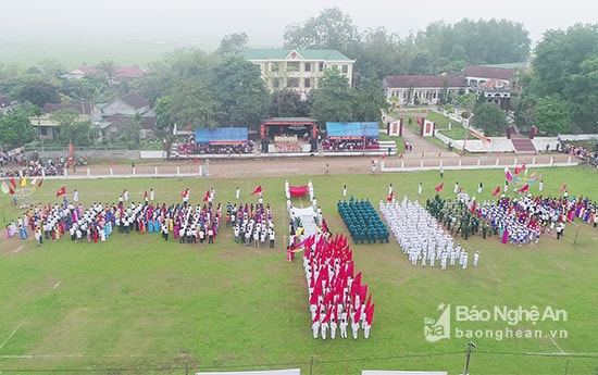 Toàn cảnh lễ đón bằng công nhận xã đạt chuẩn NTM. Ảnh: Hữu Hoàn