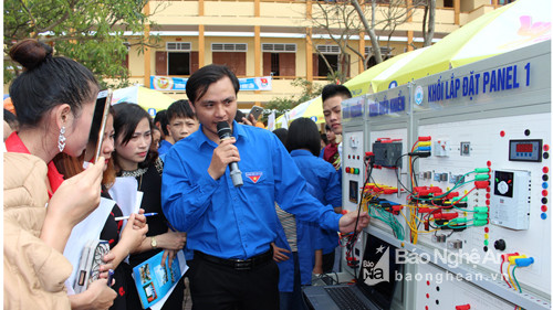 Đại diện Đoàn trường Trung cấp nghề kinh tế - kỹ thuật huyện Nghi Lộc trình bày mô hình 