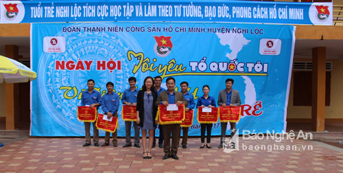BTC Ngày hội trao giải Nhất cho trường THPT Nghi Lộc 5.