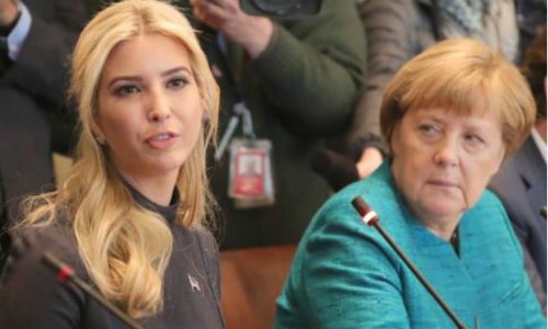 Merkel nhìn Ivanka. Ảnh: Twitter