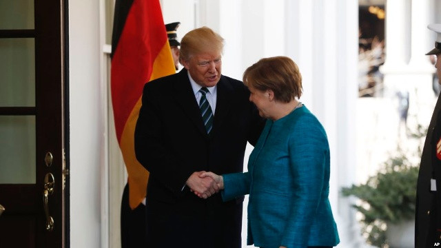 TT Trump và Thủ Tướng Merkel gặp nhau trong Phòng Bầu dục.      