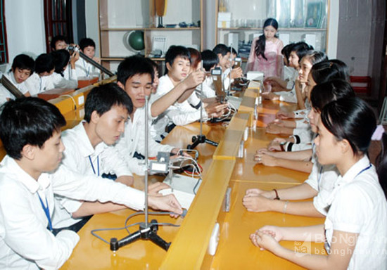Giờ thực hành môn Vật lý tại Trường THPT Nguyễn Trường Tộ (thành phố Vinh). Ảnh: Mai Hoa