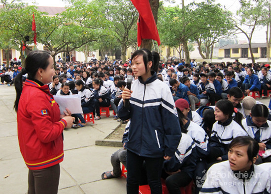 Học sinh Trường THPT Đinh Bạt Tụy (Hưng Nguyên) tham gia hoạt động giao lưu, tư vấn nghề nghiệp. Ảnh: Mai Hoa