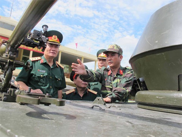 Bộ phận cơ khí để tháo đuôi ống phóng sau khi bắn, các bộ phận của thiết bị điện kích nổ liều phóng. Nòng súng được kết nối với bộ phận khóa nòng dưới dạng loa phụt và tay khóa bệ khóa nòng, cho phép mở khóa nòng nạp đạn và đóng khóa nòng. Trong hình là khẩu súng chống tăng SPG-9 lắp trên xe bọc thép M113 do Việt Nam cải tiến. Nguồn ảnh: QPVN
