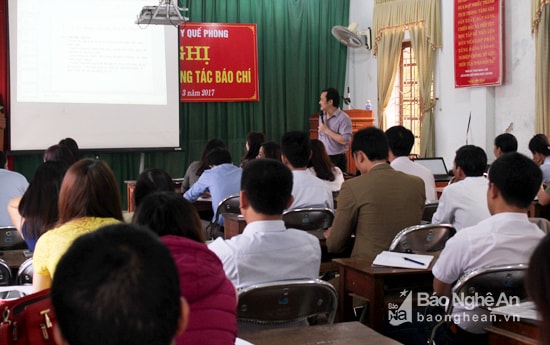 Cán bộ báo Nghệ An trao đổi kinh nghiệm viết tin, bài cho cộng tác viên huyện Quể Phong. Ảnh Lâm Tùng