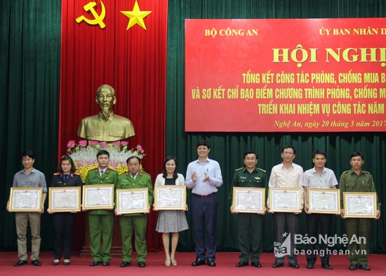 Đồng chí Lê Xuân Đại - Phó Chủ tịch thường trực UBND tỉnh tặng bằng khen cho 5 tập thể, 5 cá nhân. Ảnh: Phạm Bằng