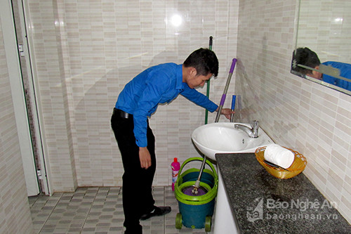 Đoàn thanh niên TP Vinh xây dựng nhà vệ sinh công cộng tại quán cà phê. Ảnh Quang An: