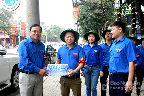 Đoàn thanh niên TP Vinh xây dựng nhà vệ sinh công cộng tại quán cà phê. Ảnh Quang An