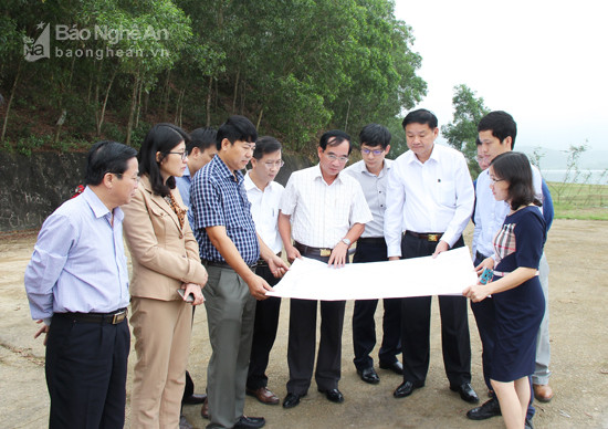 Đoàn công tác của Thường trực HDDND tỉnh trực tiếp giám sát tiến độ thi công hồ chứa khe Xiền (tại xã Nghi Công, huyện Nghị Lộc)