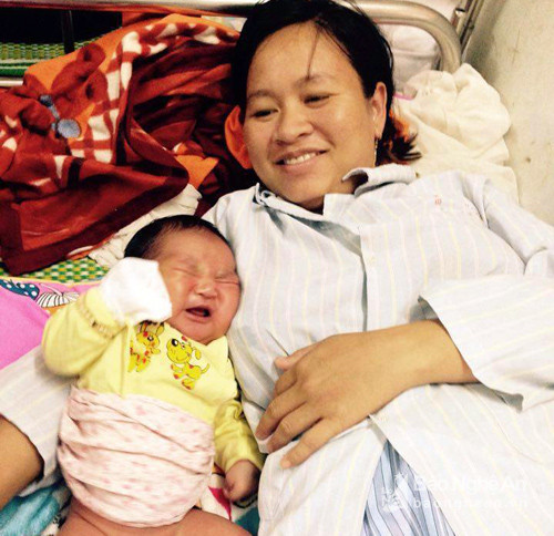 Cháu bé nặng 6kg vừa chào đời ở Bệnh viện Đa khoa huyện Diễn Châu và mẹ. Ảnh: Thành Chung.