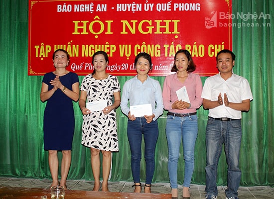 Bên cạnh truyền tải lý thuyết, khóa tập huấn còn tổ chức thực hành chụp ảnh, quay phim, viết tin bài. Qua đánh giá, Ban tổ chức đã trao giải Nhất, Nhì, Ba cho các tác phẩm đạt chất lượng tại khóa học. Ảnh Nguyên Sơn