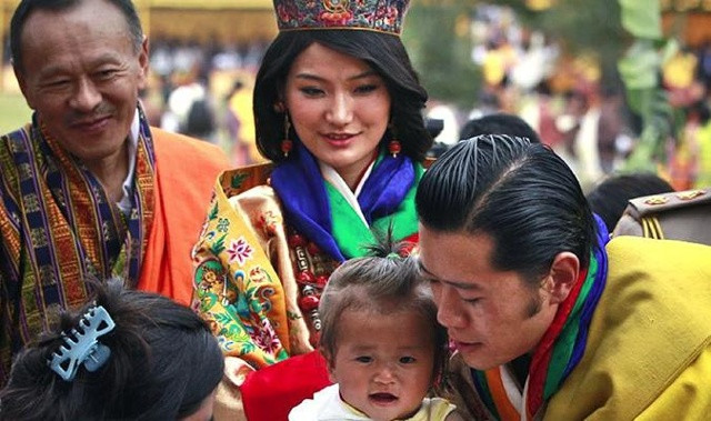 Người Bhutan rất thân thiện với nhau, không kể tầng lớp xuất thân. Một hoàng tử của hoàng gia có thể cùng chơi bóng với các học sinh bình thường khác mà không có sự phân biệt. Sự gần gũi này khiến con người mến nhau hơn.