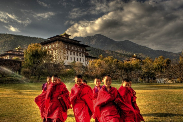 Với điều kiện tự nhiên cho phép, người dân Bhutan sống trong một bầu không khi trong lành, ít bị ô nhiễm.  Bhutan ngày nay vẫn khá cô lập với thế giới, điều này khiến họ vẫn duy trì những giá trị cổ xưa, thậm chí là lạc hậu so với tiêu chuẩn của thế giới hiện đại. Thế nhưng, vẫn có những thứ mà chúng ta có thể học được từ cuộc sống của họ để khiến cuộc sống của ta hạnh phúc hơn.