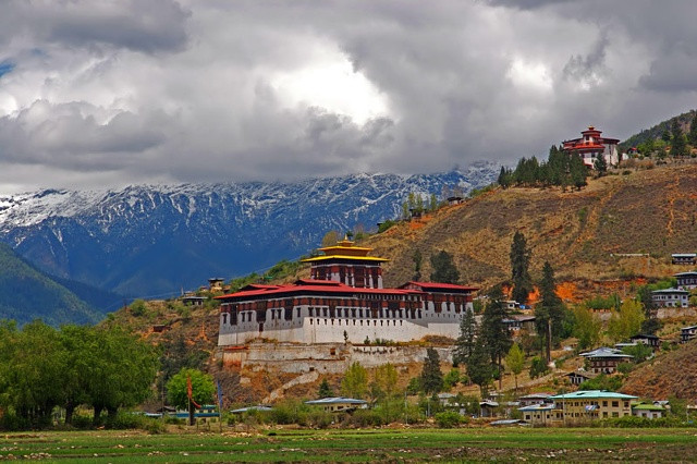 Bằng việc cho phép Ấn Độ đầu tư vào lĩnh vực thủy điện ở nước mình, Bhutan tạo thu nhập cho họ mà người dân cũng không phải làm gì nhiều. Họ cho rằng khai thác nguồn tài nguyên một cách hợp lý cũng là cách làm cho họ hạnh phúc.