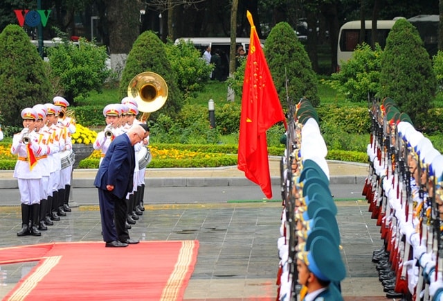 Chủ tịch nước Trần Đại Quang và Tổng thống Israel Reuven Ruvi Rivlin chào Quân kỳ Việt Nam.