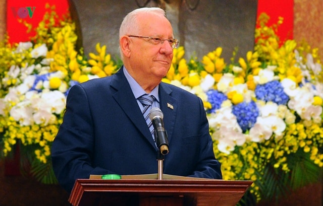 Tổng thống Israel Reuven Ruvi Rivlin cảm ơn lòng mến khách, sự đón tiếp trọng thị và những tình cảm tốt đẹp mà Chủ tịch nước và nhân dân Việt Nam đã dành cho đoàn. 