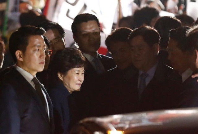 Tổng thống bị phế truất của Hàn Quốc Park Geun-hye chào người ủng hộ khi về tư gia tại Seoul hôm 12/3. Ảnh: Reuters.