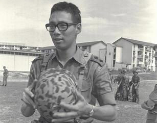 Chàng trai Lý Hiển Long trong bộ quân phục năm 1973. Ông gia nhập Lực lượng Vũ trang Singapore (SAF) năm 1971.