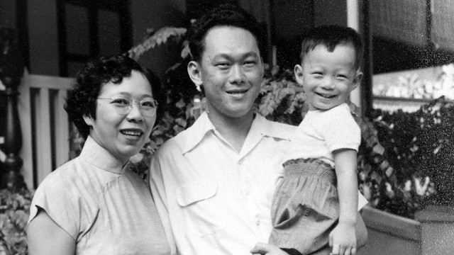 Thủ tướng Singapore Lý Hiển Long sinh ngày 10/2/1952, là con cả của vợ chồng cố thủ tướng và là 