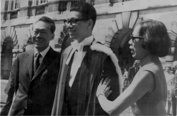 Năm 1973, Lý Hiển Long tốt nghiệp hạng ưu ngành Khoa học Máy tính của Trường Trinity thuộc Đại học Cambridge (Anh) và đạt cả danh hiệu Senior Wrangler. Senior Wrangler có thể xem là 