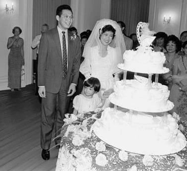 Ông Lý Hiển Long trong lễ cưới với bà Ho Ching năm 1985. Ông trở thành Phó thủ tướng khi ông Ngô Tác Đống đảm nhiệm chức vụ Thủ tướng Singapore tháng 11/1990.