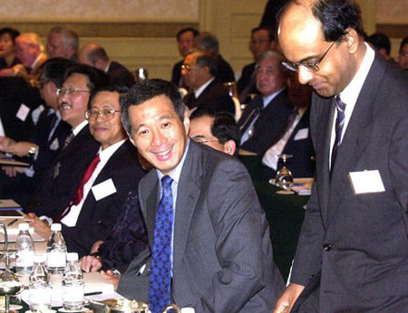 Ông Lý Hiển Long tham dự một hội nghị năm 2001. Năm 1998, ông Lý Hiển Long được bổ nhiệm vào chức vụ Chủ tịch Cơ quan quản lý tiền tệ Singapore, và Bộ trưởng tài chính năm 2001.