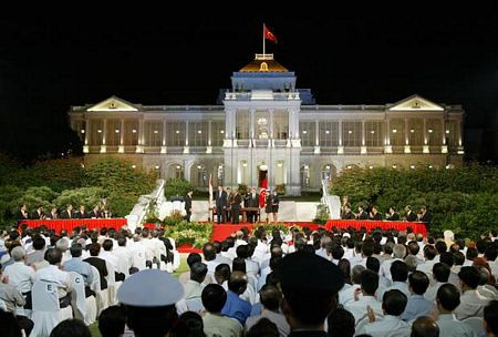 Ông Lý Hiển Long trở thành Thủ tướng Singapore năm 2004. Trong ảnh là quang cảnh lễ nhậm chức của ông năm đó.