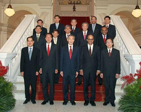 Ông Lý Hiển Long chụp ảnh cùng nội các mới tháng 5/2011 sau khi đảng Hành động Nhân dân (PAP) cầm quyền của ông chiến thắng trong cuộc tổng tuyển cử năm 2011.
