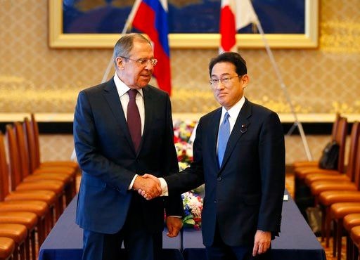 Ngoại trưởng Nga Sergey Lavrov và Ngoại trưởng Nhật Bản Fumio Kishida bắt tay trước thềm cuộc họp Ảnh: AP