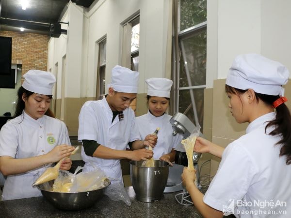 Lớp học nghề Kỹ thuật làm bánh của Hàn Quốc. Ảnh: Mỹ Hà