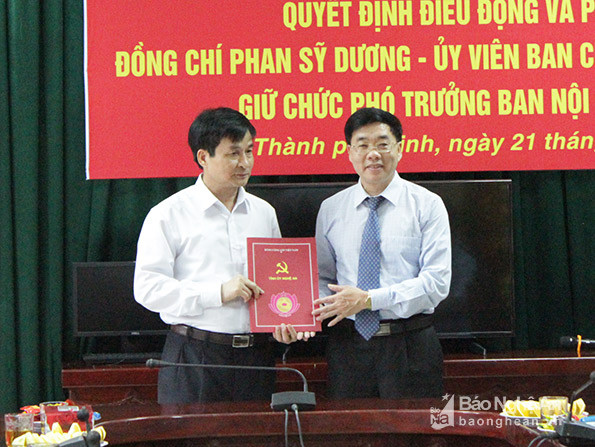 Phó Bí thư Tỉnh ủy Nguyễn Văn Thông trao quyết định cho đồng chí Phan Sỹ Dương. Ảnh: Thu Giang.