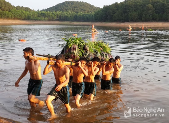 Thực hành cơ động vượt sông thành công. Ảnh: Mạnh Hùng