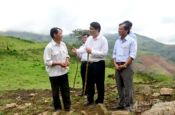 Bí thư Tỉnh ủy Nguyễn Đắc Vinh trao đổi với ông Lỳ Nỏ Pó. Ảnh: Thành Duy.