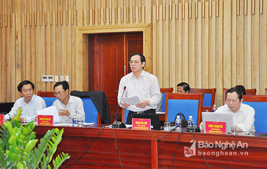 Đồng chí Hoàng Văn Tám - Giám đốc Sở Công thương trình bày báo cáo 5 năm thực hiênj NQ 06. Ảnh: Thu Huyền